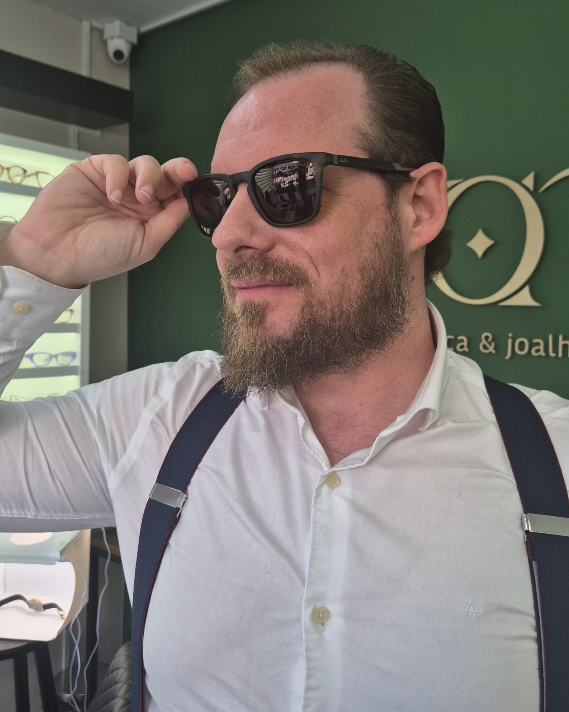 Cliente experimentando óculos de sol na Zyon Ótica e Joalheria