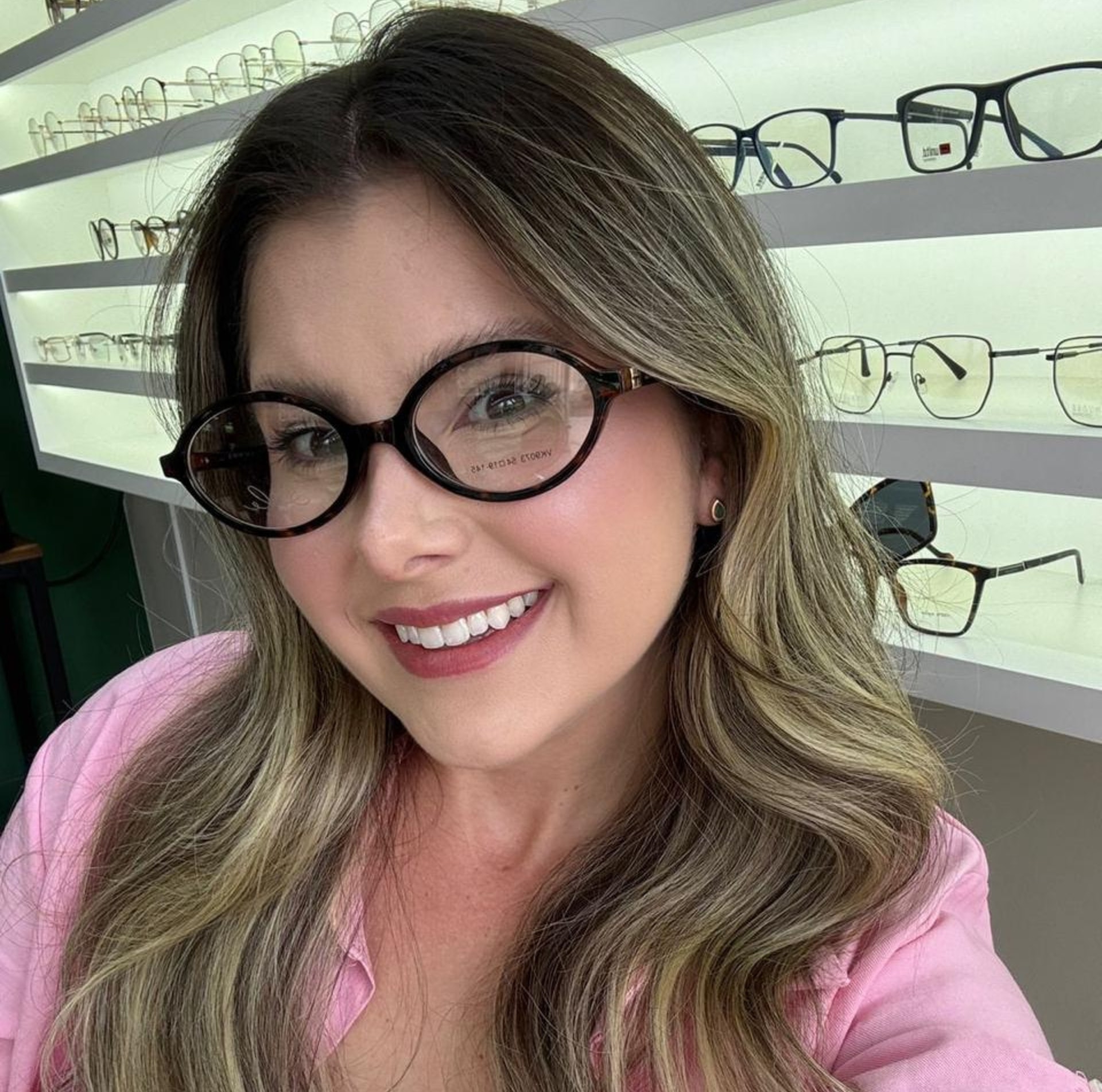 Cliente usando óculos de grau na Zyon Ótica e Joalheria